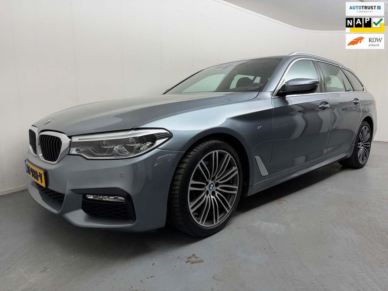 BMW 5-serie Touring - 520i High Executive # M-Pakket # Pano # Head-Up # Trekhaak # Navi # Led - AutoWereld.nl