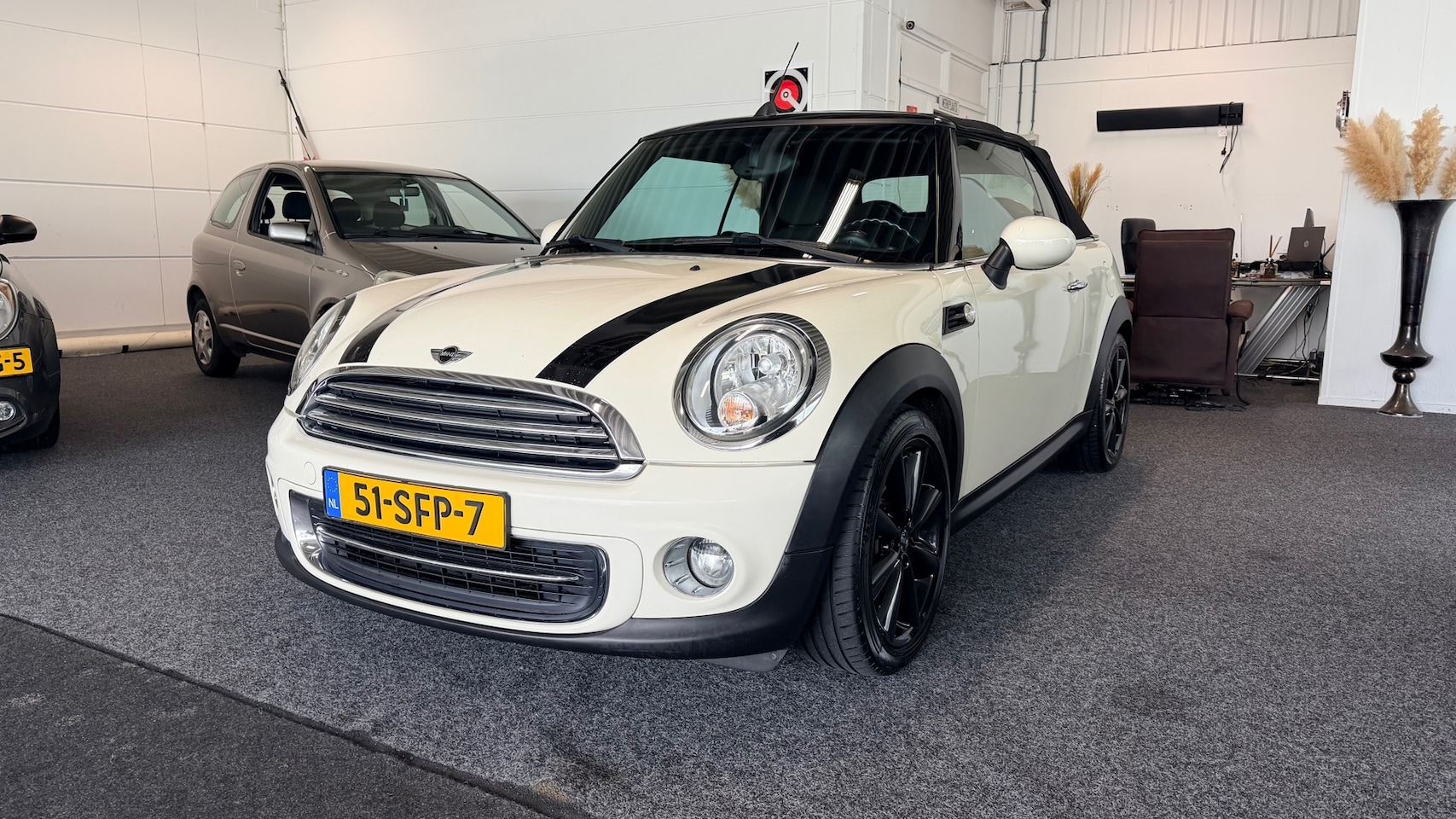MINI Cabrio - 1.6 Cooper Pepper, Airco, Stoelverwarming, Nieuwe distributie - AutoWereld.nl