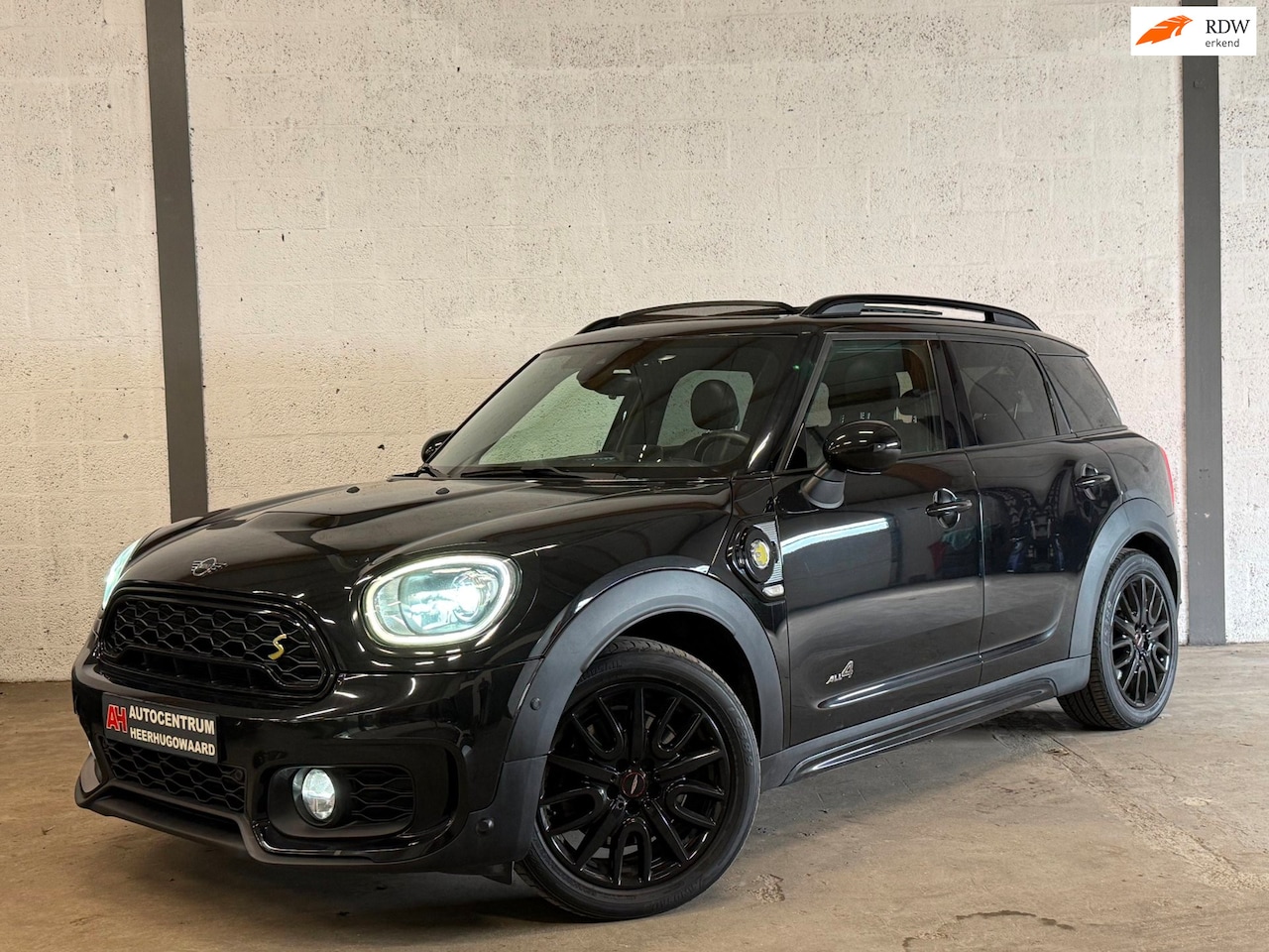 MINI Countryman - 1.5 Cooper S E ALL4 Pano|Leder|H&K|Head Up|Dealer Onderhouden !! - AutoWereld.nl
