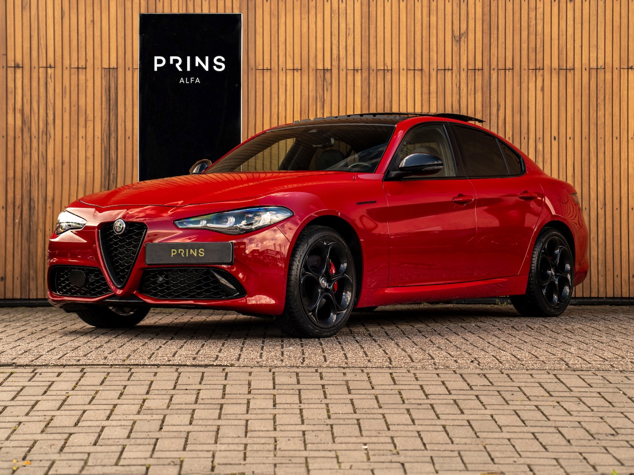 Alfa Romeo Giulia - 2.0T GME AWD Competizione 280pk | Pano-dak | Harman/Kardon | ADAS Pack 2 - AutoWereld.nl