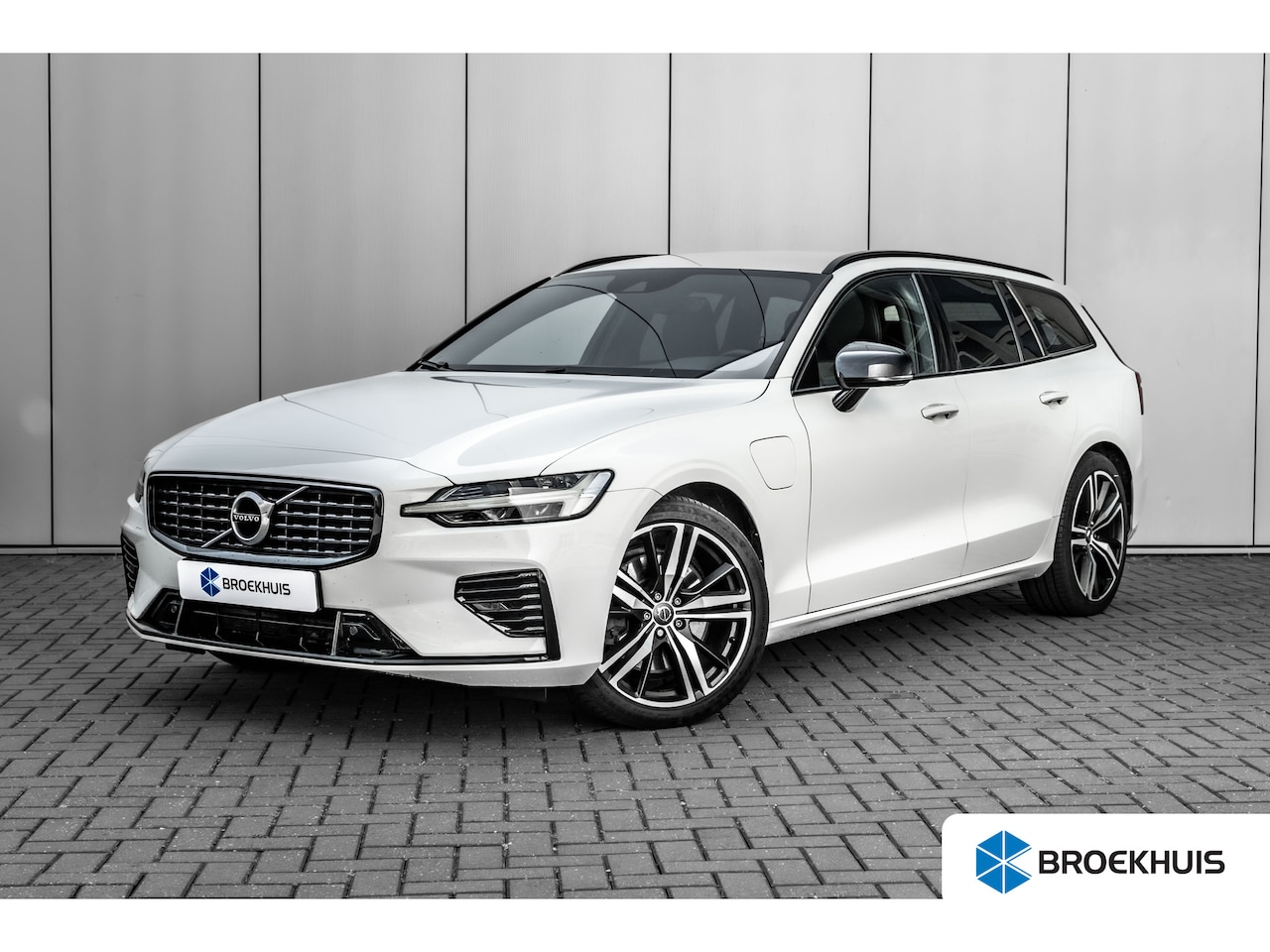 Volvo V60 - 2.0 T8 Recharge AWD R-Design 390Pk | Trekhaak | Achteruitrijcamera | Apple carplay Android - AutoWereld.nl