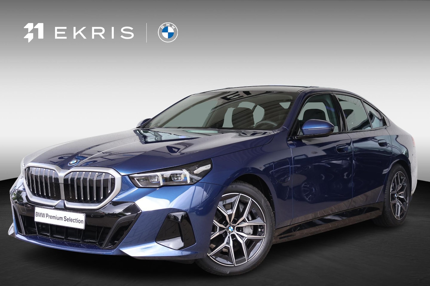 BMW 5-serie - Sedan 550e xDrive | M Sport | Glazen Panoramadak | Harman/Kardon | Stoelverwarming | Camer - AutoWereld.nl