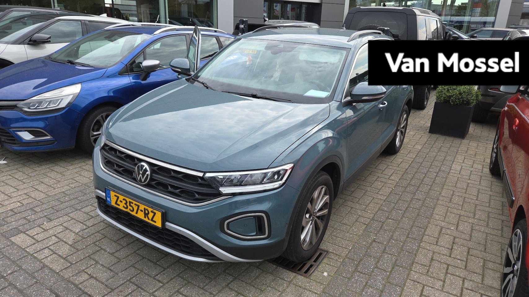 Volkswagen T-Roc - 1.5 TSI Life Business | 150 PK | Climatronic (Automatische Airco) | Parkeersensoren | Trek - AutoWereld.nl