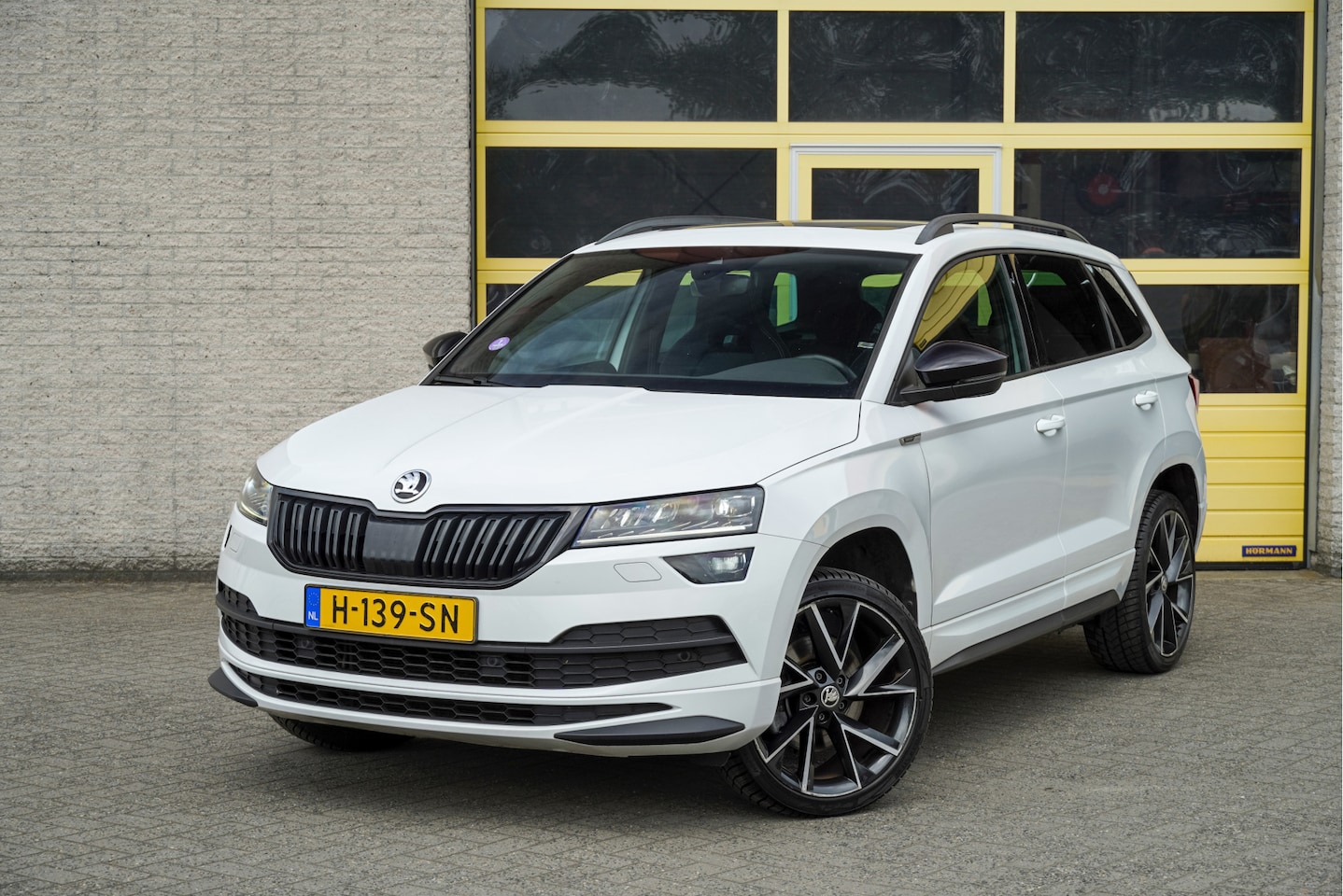 Skoda Karoq - 1.5 TSI ACT 150PK! Automaat Sportline Business BJ2020 Lmv 19" | Led V+A | Pdc | Keyless | - AutoWereld.nl