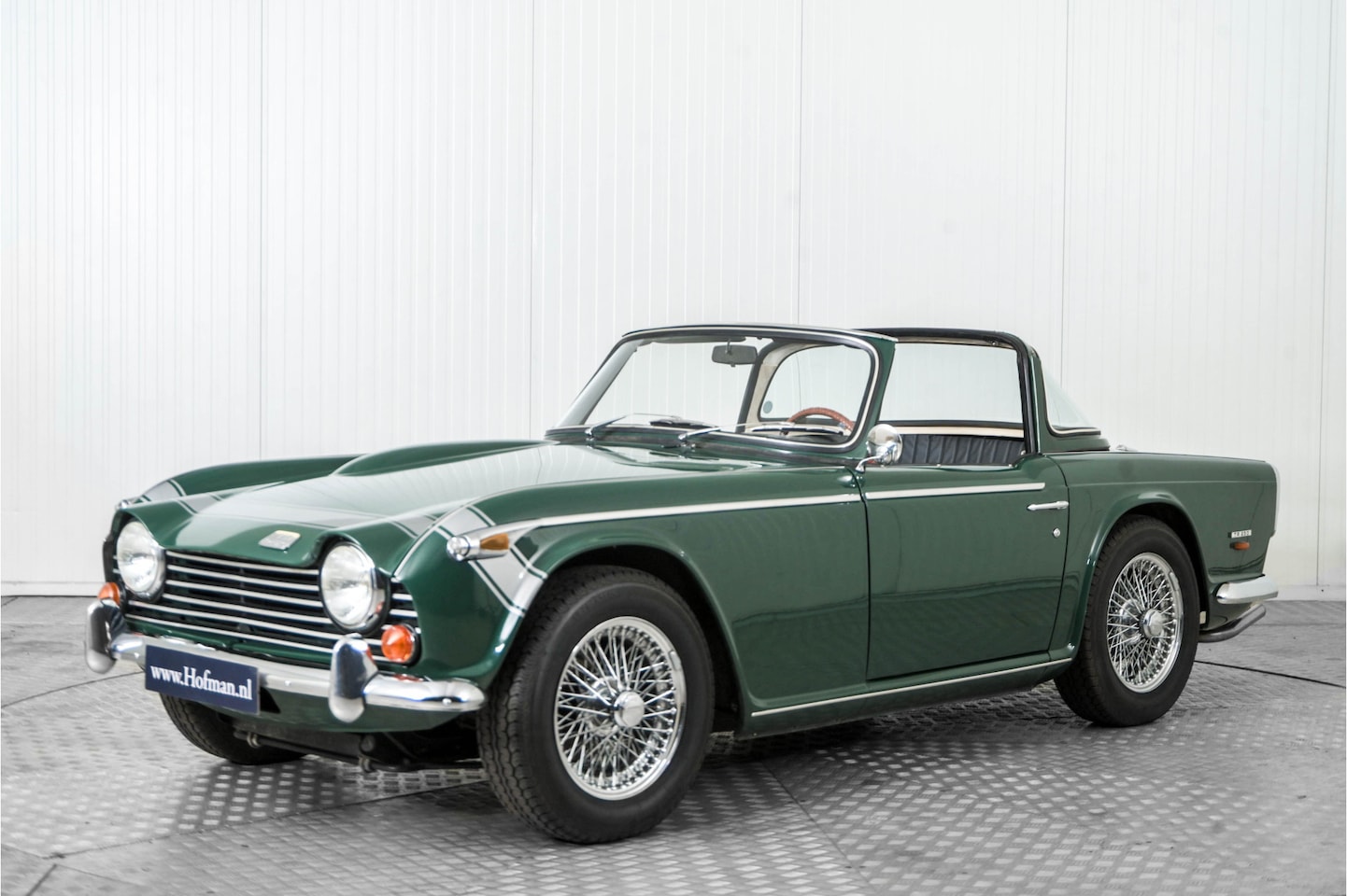 Triumph TR5 - TR250 5 Speed, Surrey top - AutoWereld.nl