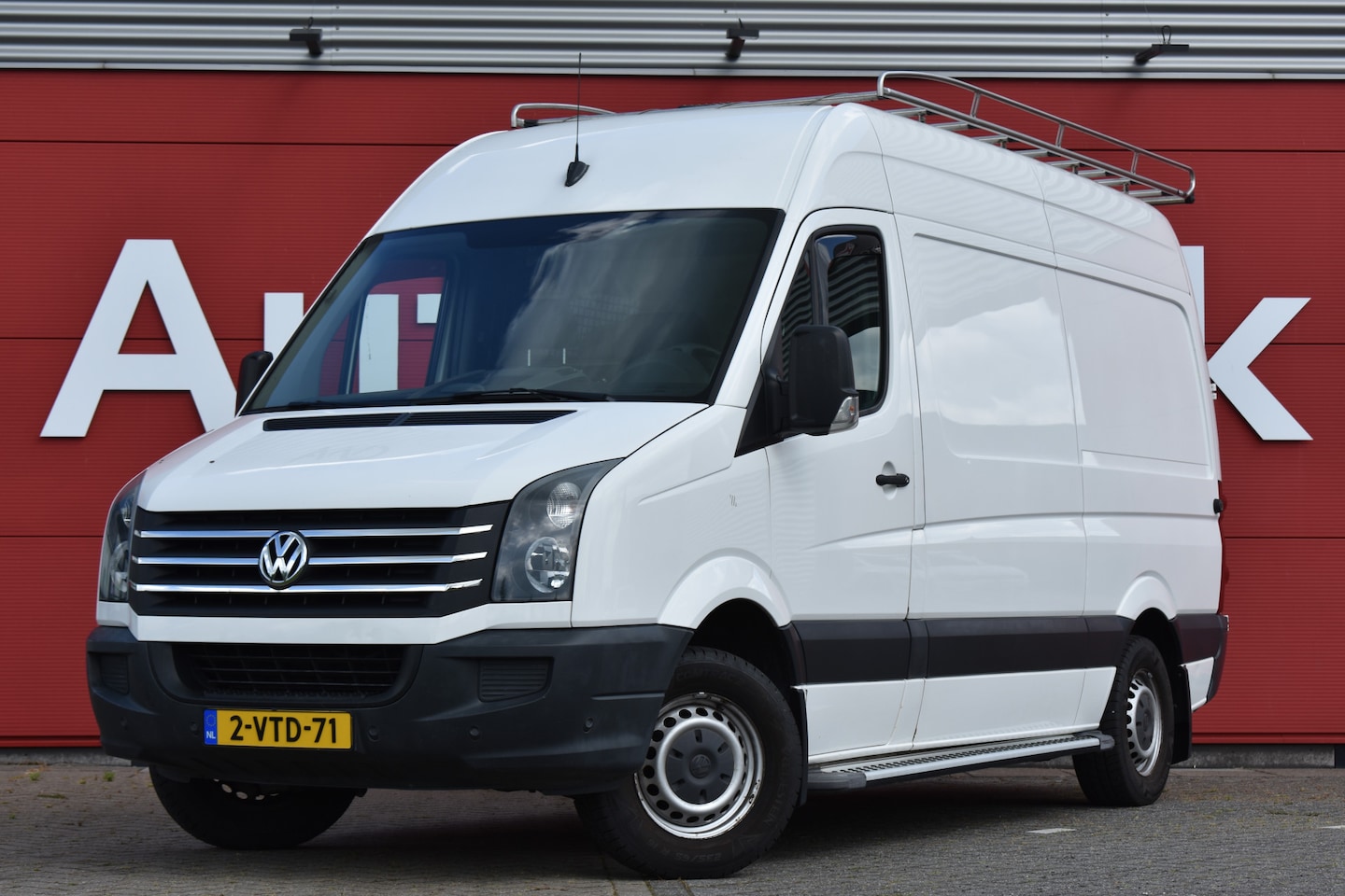 Volkswagen Crafter - 35 2.0 TDI L2H3 Trekhaak | Airco | Cruise | Imperiaal | Side steps | PDC - AutoWereld.nl