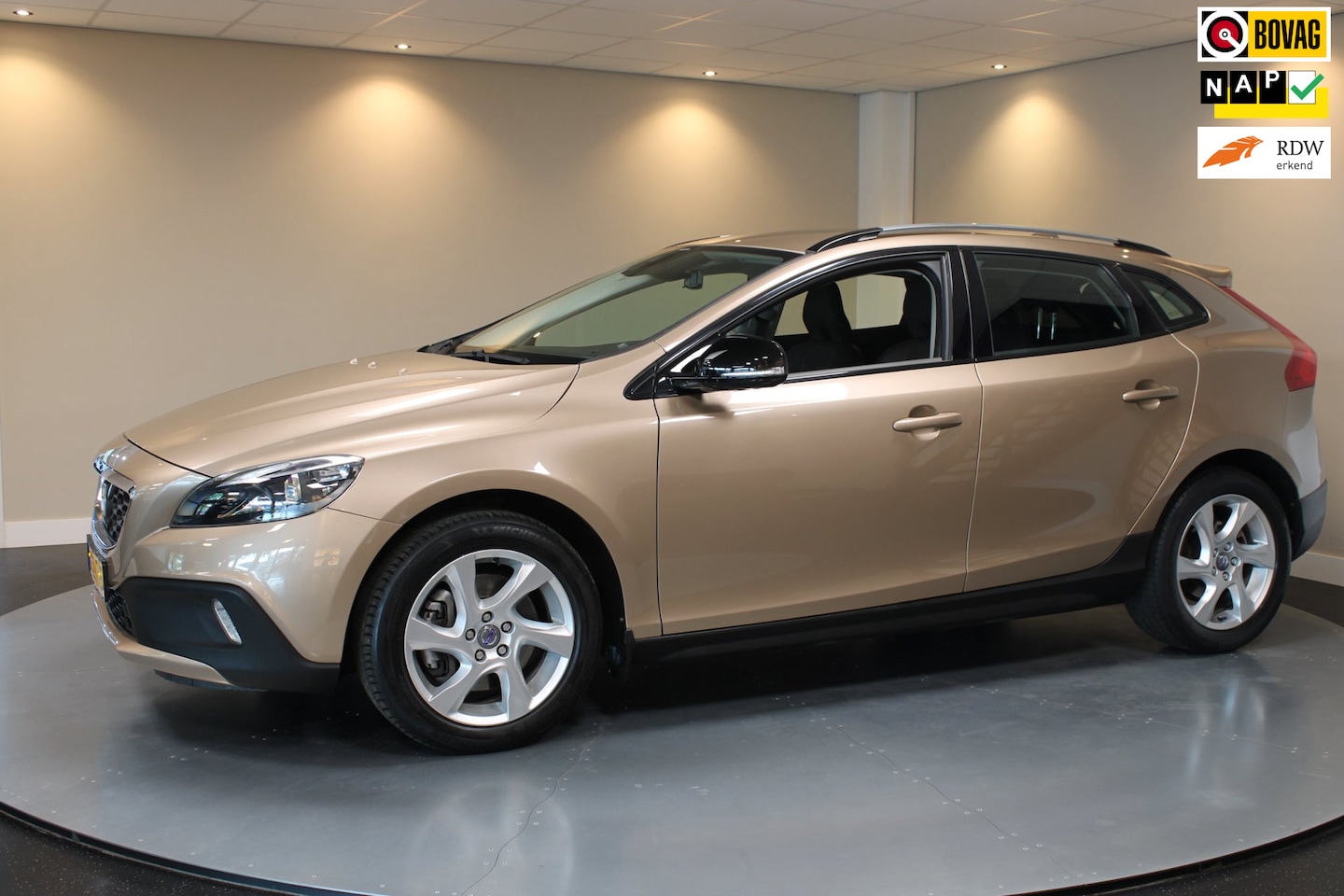 Volvo V40 Cross Country - 2.5 T5 Momentum *Automaat* 254Pk! Trekhaak|Camera|Leer|Rose goud - AutoWereld.nl