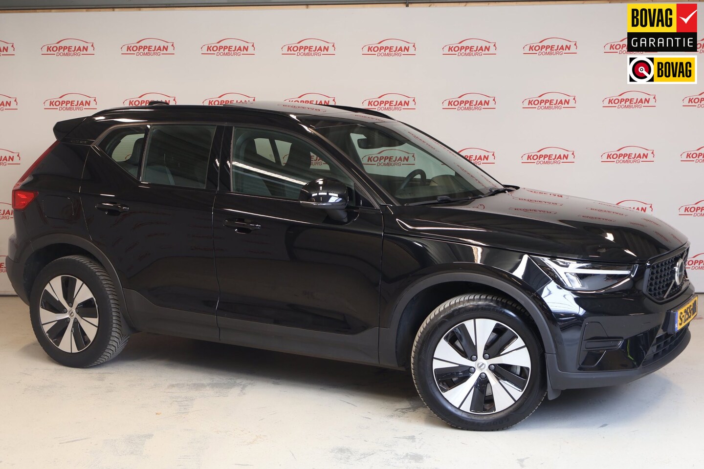 Volvo XC40 - 1.5 T4 Plug-in hybrid Plus Dark NL auto, Pano, H&K audio, EL stoel, - AutoWereld.nl