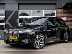 BMW iX - xDrive40 Sportpakket | Panorama | 4-Wielbest. | Harman/Kardon | Driving Ass. Professional