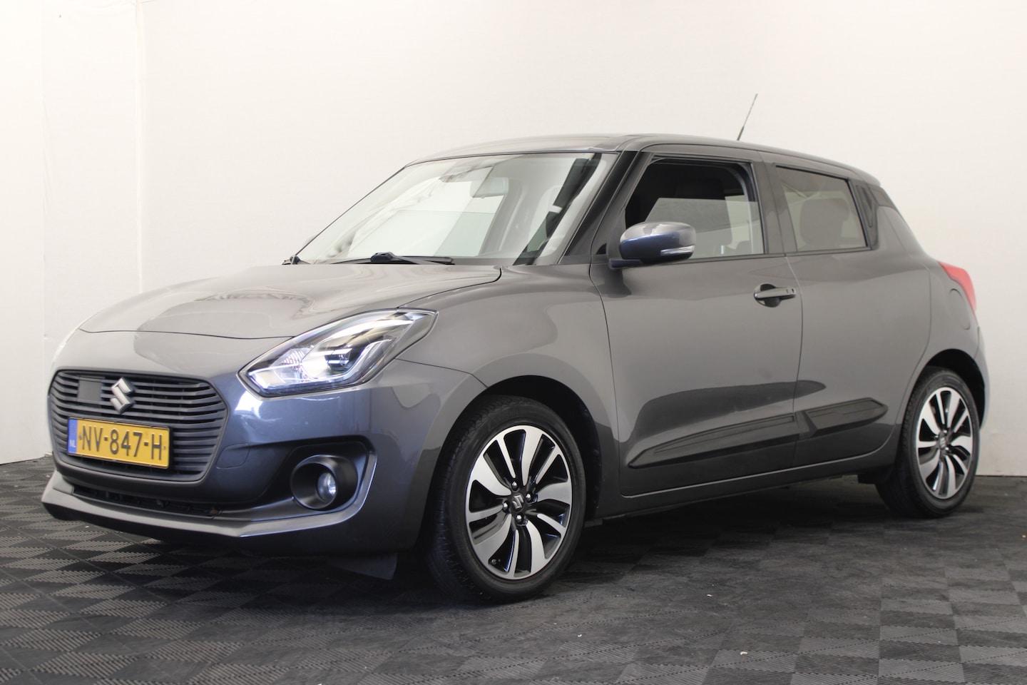 Suzuki Swift - 1.2 Stijl Smart Hybrid |Stoelverw|Camera|Navi| - AutoWereld.nl