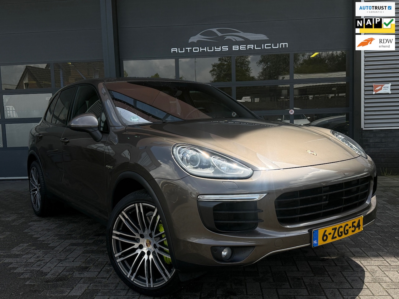 Porsche Cayenne - 3.0 S E-Hybrid Pano Memory Luchtvering Stoelverwarming - AutoWereld.nl