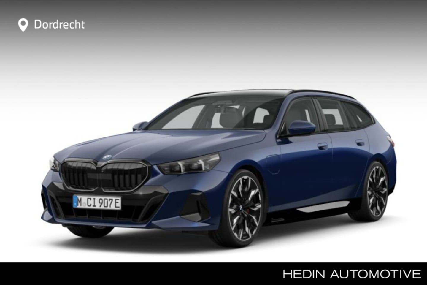 BMW 5-serie Touring - 530e | M sportpakket + Pro  | Elektrische trekhaak | Glazen panoramadak | Driving Assistan - AutoWereld.nl