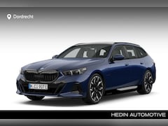 BMW 5-serie Touring - 530e | M sportpakket + Pro | Elektrische trekhaak | Glazen panoramadak | Driving Assistant