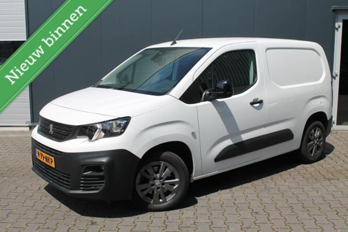 Peugeot Partner - 1.5 BlueHDI Asphalt Automaat | Trekhaak | 3 zits | Airco - AutoWereld.nl