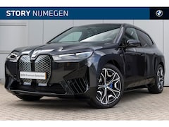 BMW iX - xDrive40 High Executive / Sportpakket / Panoramadak Sky Lounge / Trekhaak / Parking Assist