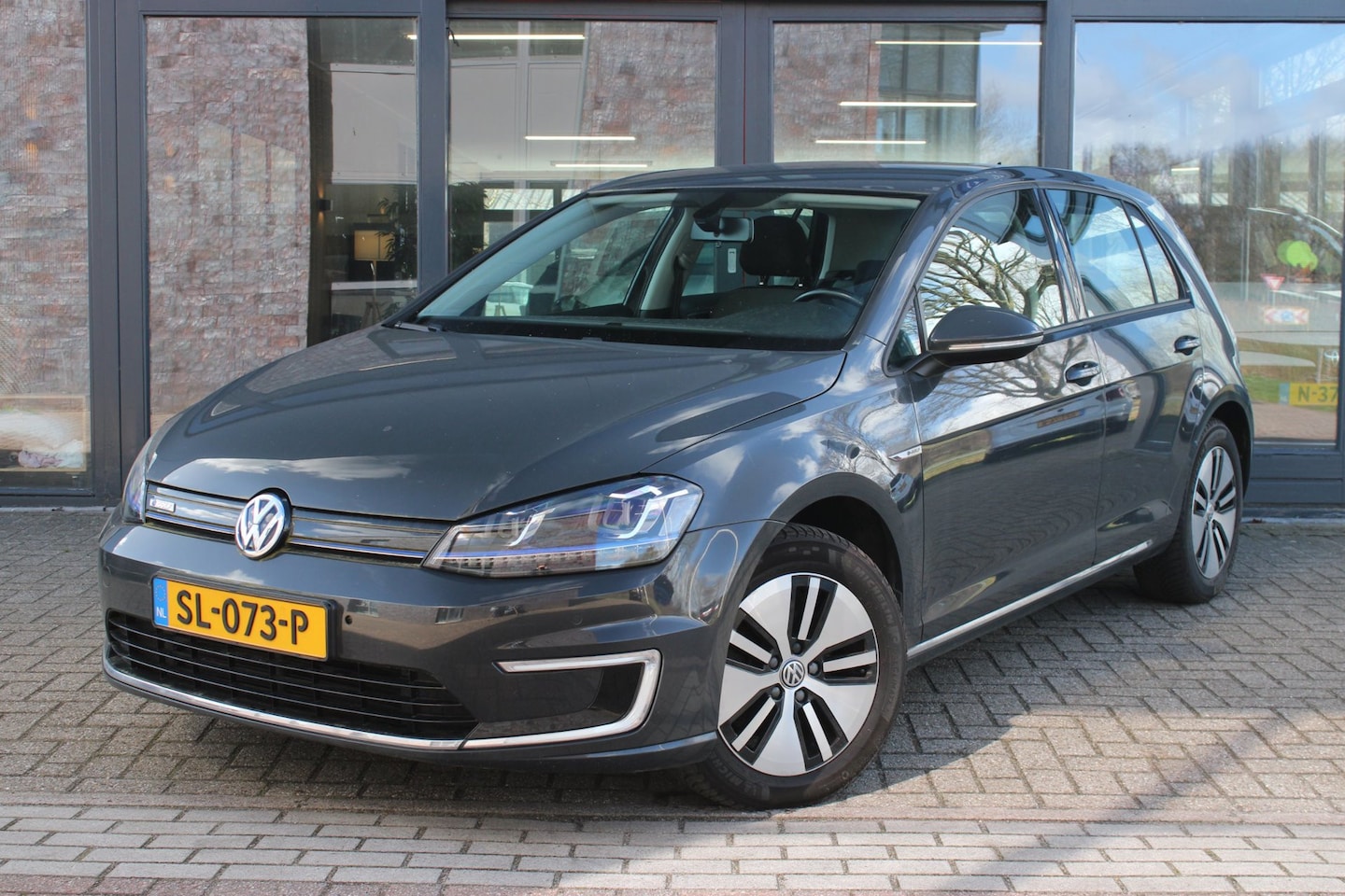 Volkswagen e-Golf - | Parkeersensoren | All-Season | Airco | Telefoonvoorbereiding | Navigatie | SOH 82% | - AutoWereld.nl
