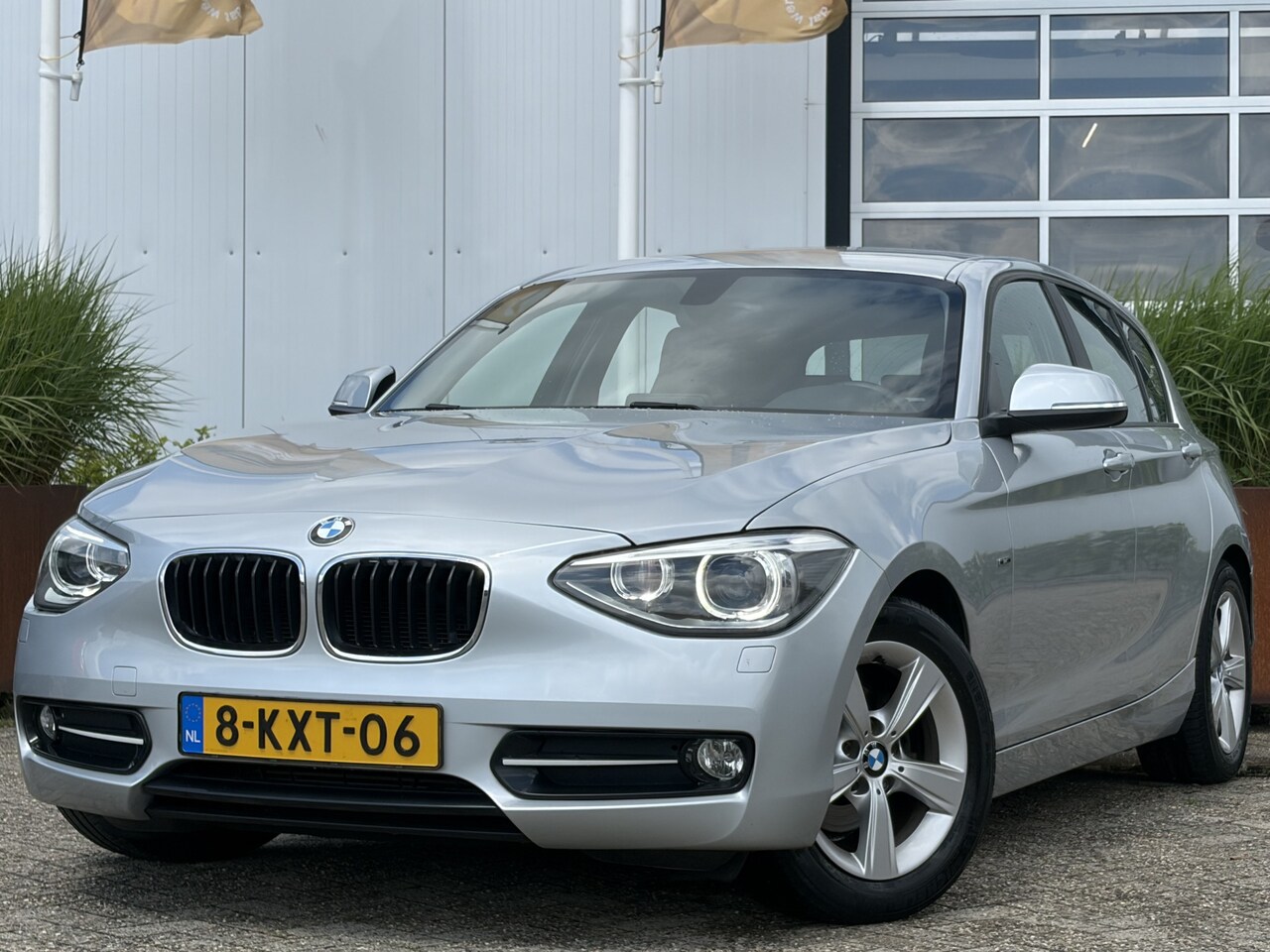 BMW 1-serie - 114i EDE Business Sport 100pk | Airco automatisch | Bi-xenon koplampen | Cruise control | - AutoWereld.nl