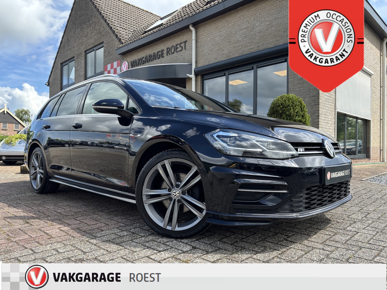 Volkswagen Golf Variant - 1.5 eTSI R-Line Automaat Panoramadak / Trekhaak / Full LED - AutoWereld.nl