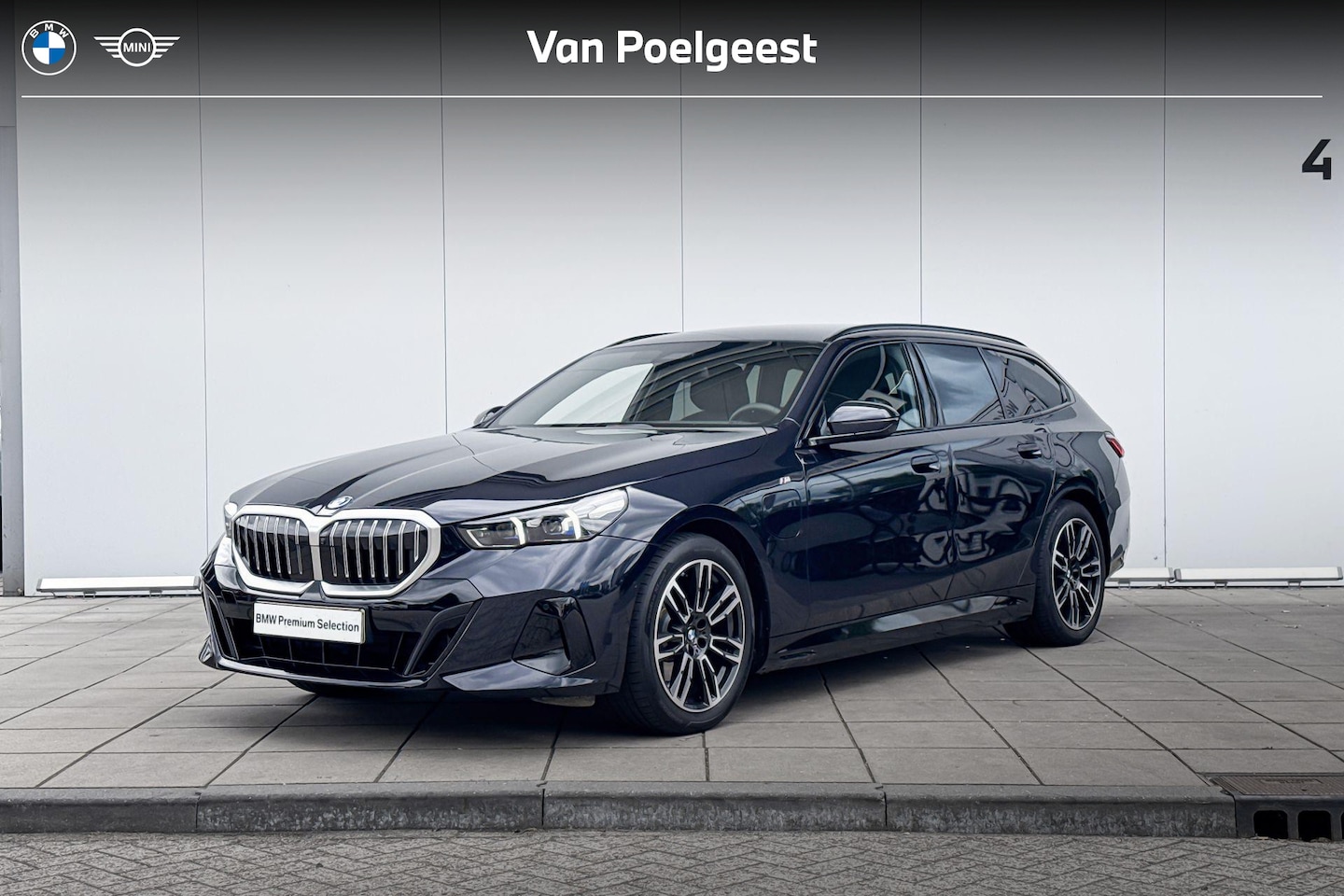 BMW 5-serie Touring - 530e M Sport 19 Inch / Stuur & Stoelverwarming voor + achter  / Comfort Acces / Electrisch - AutoWereld.nl