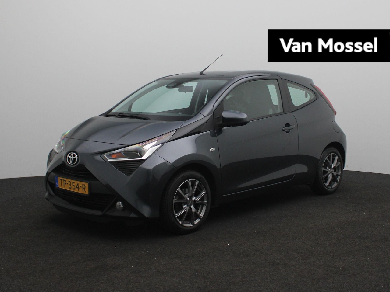 Toyota Aygo - 1.0 VVT-i X-Play Aut. | Camera | Airco | Lichtmetalen Velgen | Led Dagrijverlichting | Ele - AutoWereld.nl