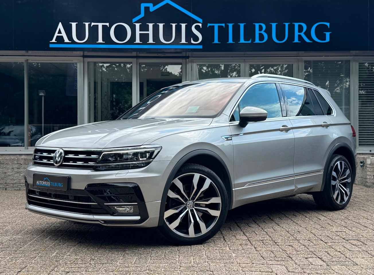 Volkswagen Tiguan - 2.0 TSI 4Motion 3x R-Line 220PK Pano Trekhaak Keyless - AutoWereld.nl