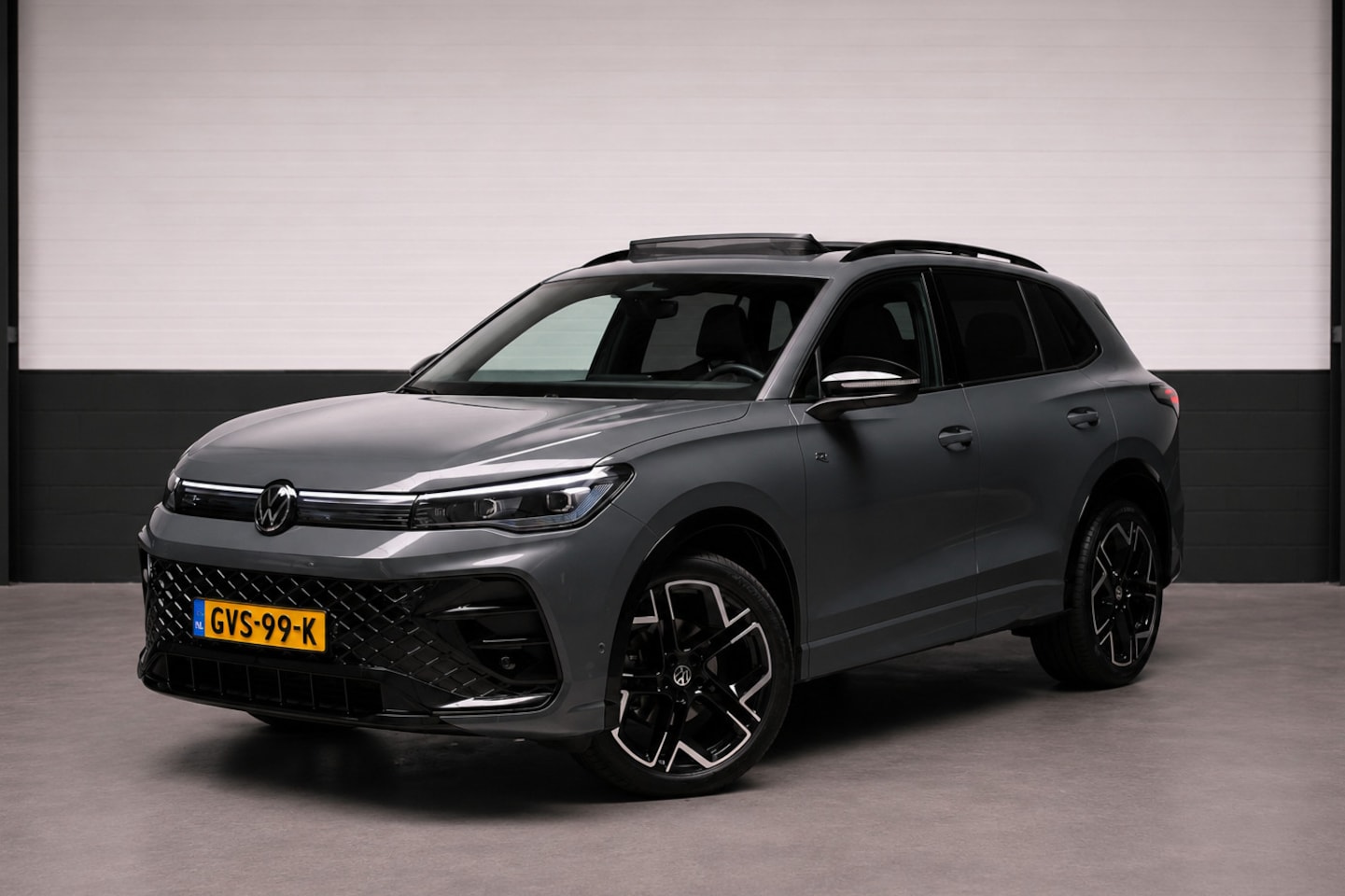 Volkswagen Tiguan - 1.5 eTSI R-Line|Pano|Massage|Trekh|IQ - AutoWereld.nl