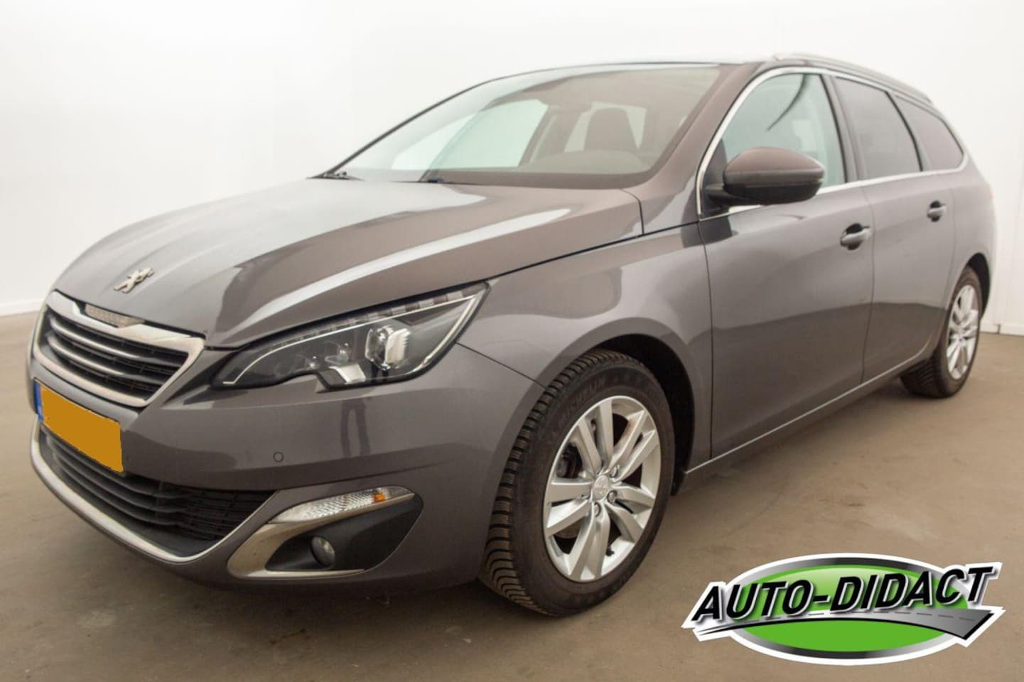 Peugeot 308 - 1.2 PureTech Navi Clima Pano Blue Lease Premium - AutoWereld.nl