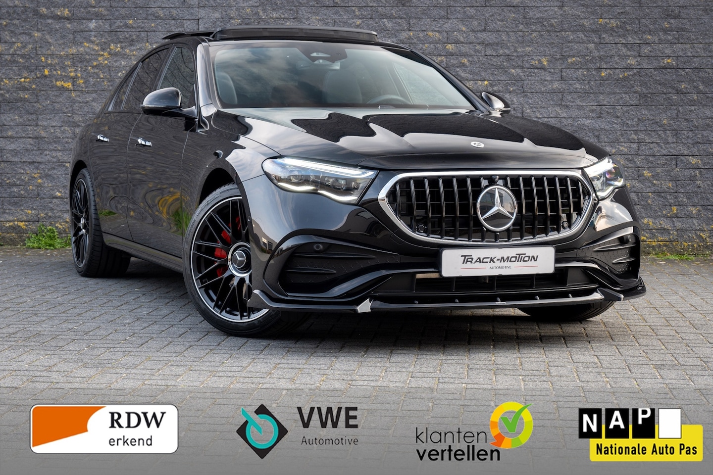 Mercedes-Benz E-klasse - 300 e AMG Line Panoramadak Black & Black - AutoWereld.nl