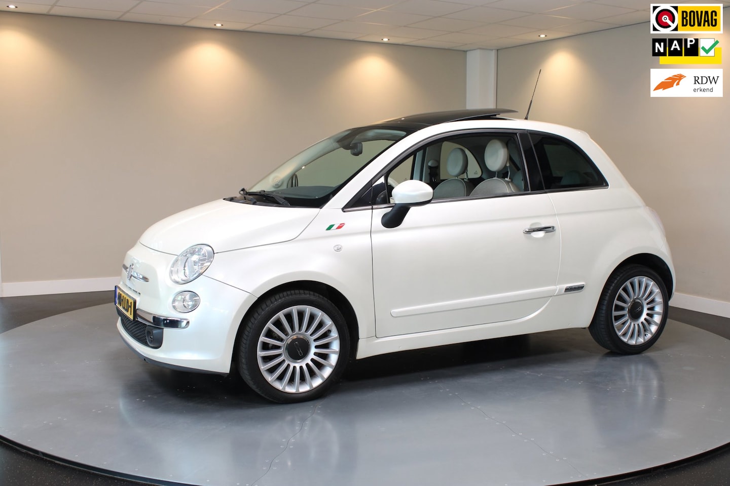 Fiat 500 - 1.2 Lounge *55.000Km!* Automaat|Pano|Climate|Parelmoer|NAP - AutoWereld.nl