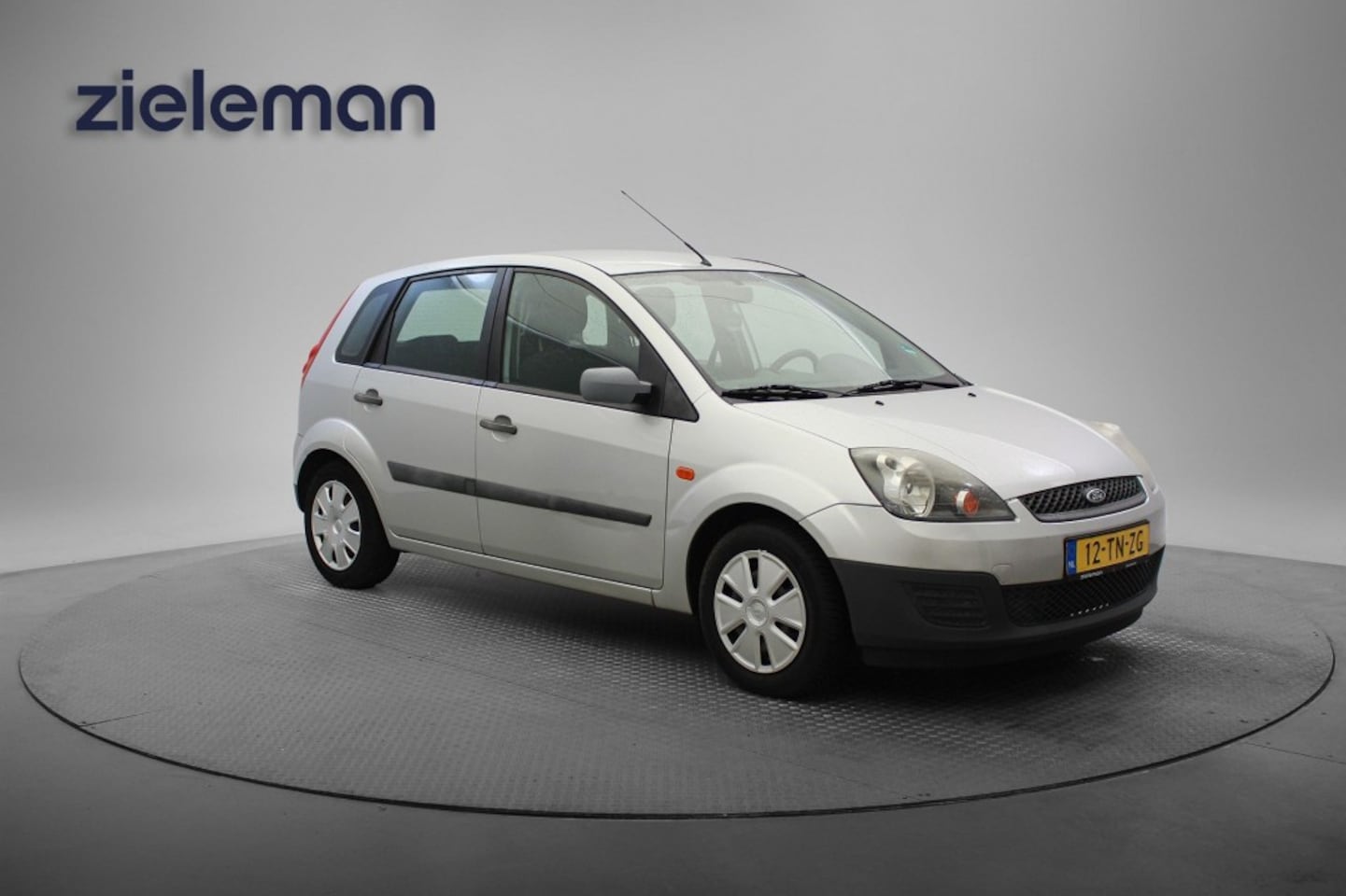 Ford Fiesta - 1.3 8V Champion - Airco, Trekhaak - AutoWereld.nl