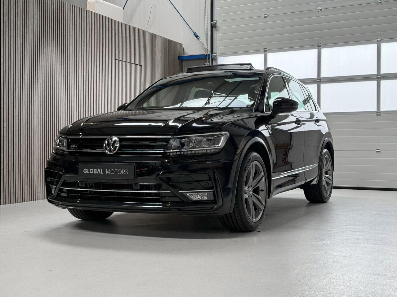 Volkswagen Tiguan - 1.5 TSI ACT Highline R Line - PANORAMADAK - VIRTUAL COCKPIT - STOELVERWARMING - LED - AUTO - AutoWereld.nl