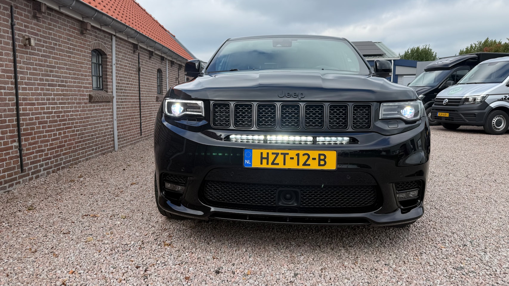 Jeep Grand Cherokee - 6.4 Hemi SRT Grand Cherokee 6.4 Hemi SRT8 Black Edition en Panoramadak srt 8 - AutoWereld.nl