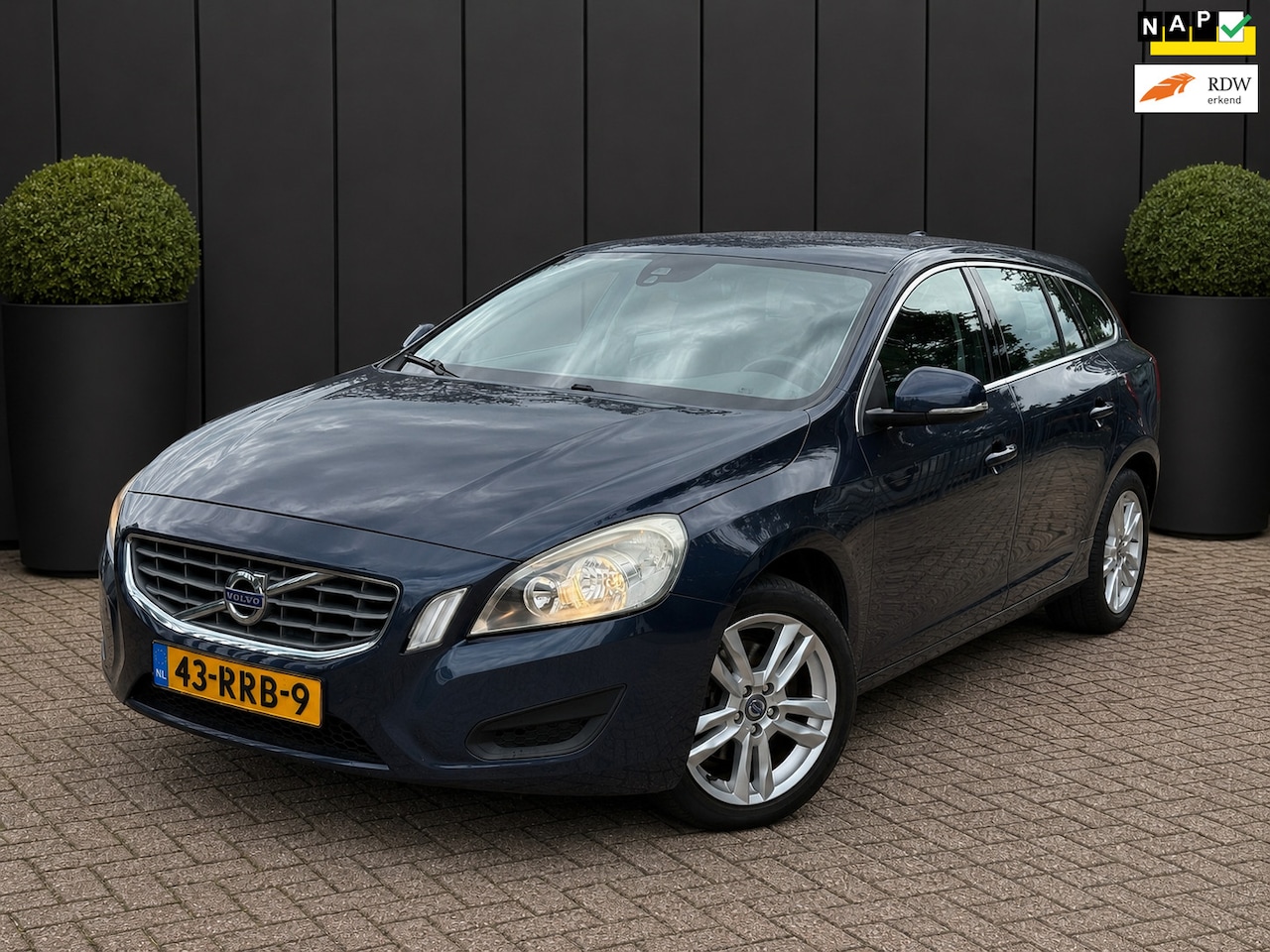 Volvo V60 - 1.6 T4 Momentum AUTOMAAT NAVI CRUISE APK - AutoWereld.nl