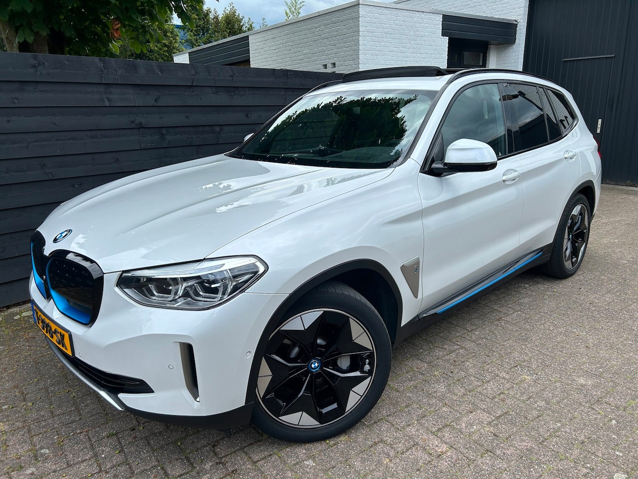 BMW iX3 - High Executive 80 kWh, Pano, HUD, H&K, SoH 99% Trekhaak - AutoWereld.nl