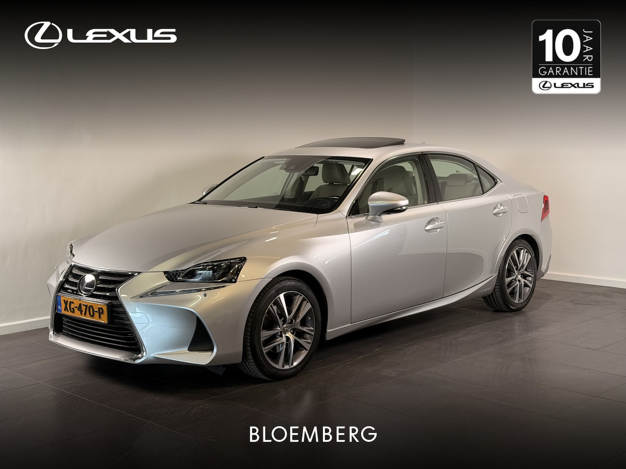 Lexus IS - 300h Hybrid Business Line | Trekhaak | Parkeersensoren voor - en achter | Schuif - / kante - AutoWereld.nl