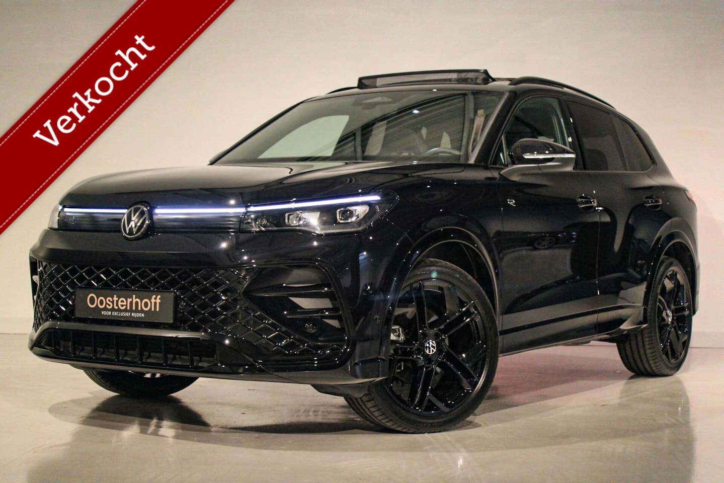 Volkswagen Tiguan - 1.5 eTSI R-Line Edition PANO | MASSAGE - AutoWereld.nl