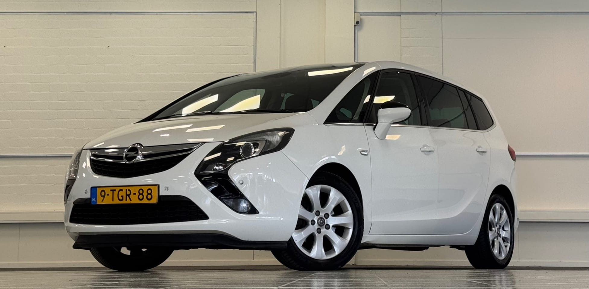 Opel Zafira Tourer - 1.4 Business+ Panoramadak Navi Trekhaak Parkeerhulp - AutoWereld.nl