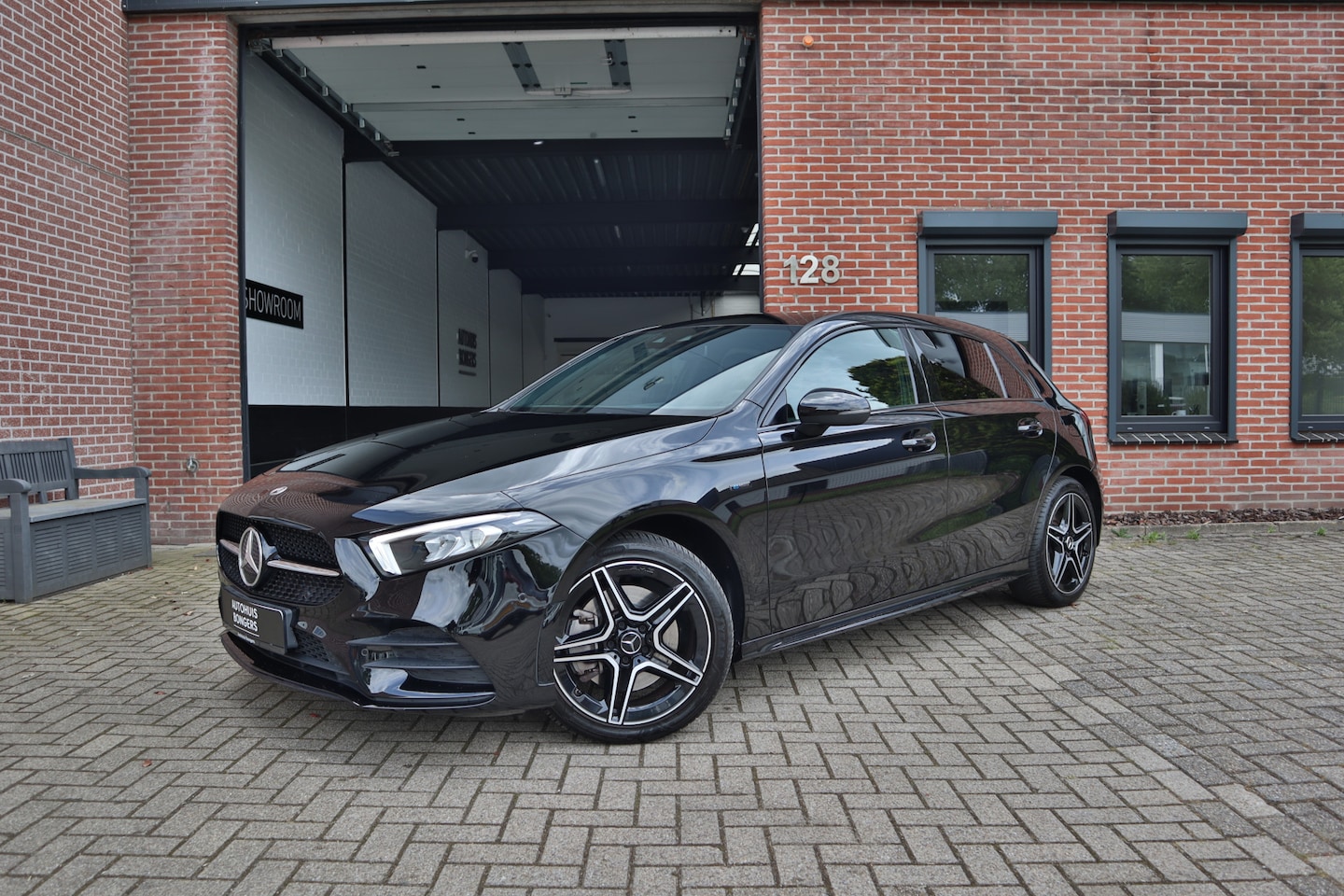 Mercedes-Benz A-klasse - 250 e Business Solution AMG Limited Cr, Carplay, sfeerverlichting, stoel verw, 18'' LMV - AutoWereld.nl