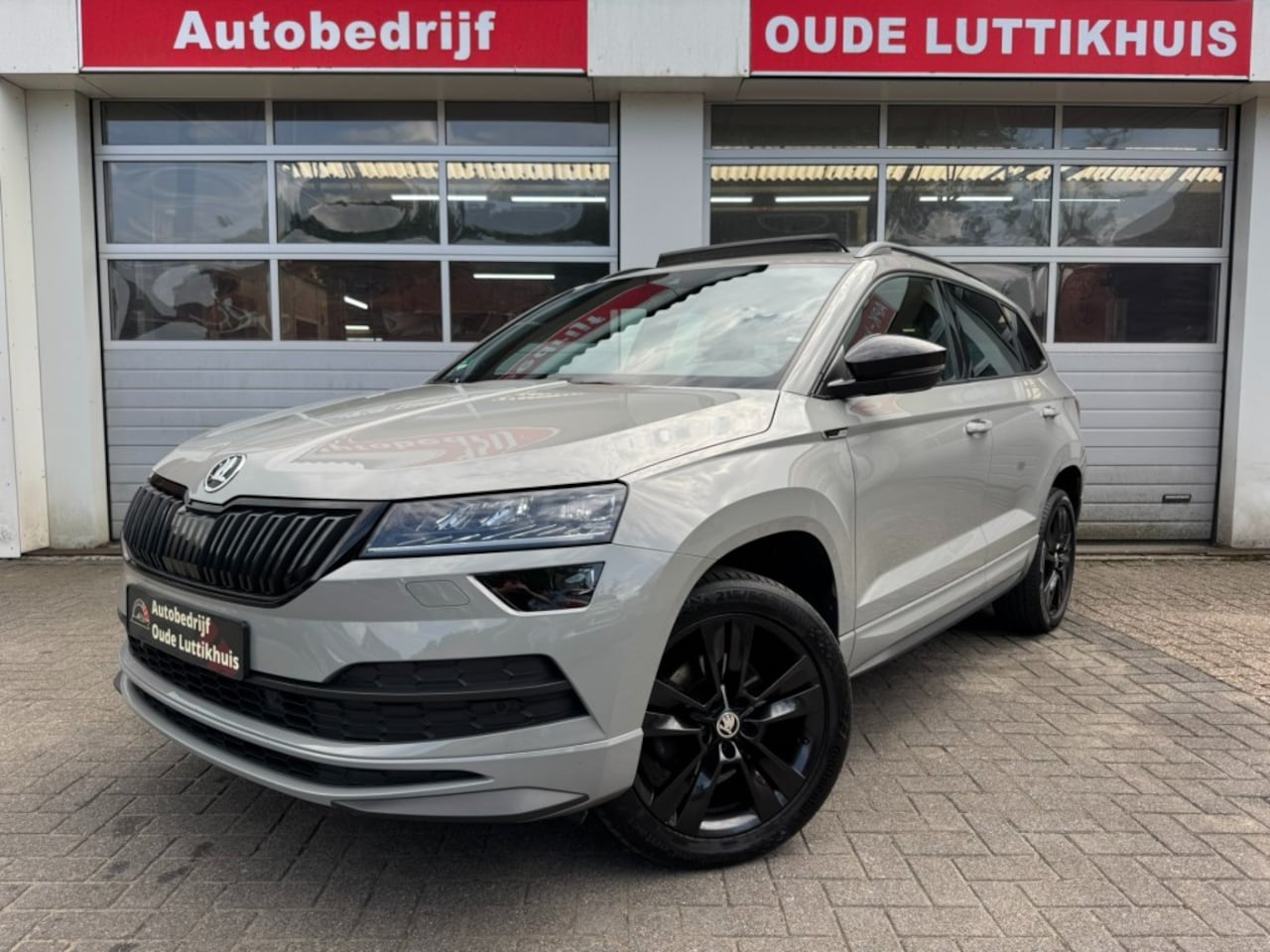 Skoda Karoq - 1.5TSI ACT 150PK DSG Sportline Pano Camera ACC Keyless Navi Trekhaak - AutoWereld.nl