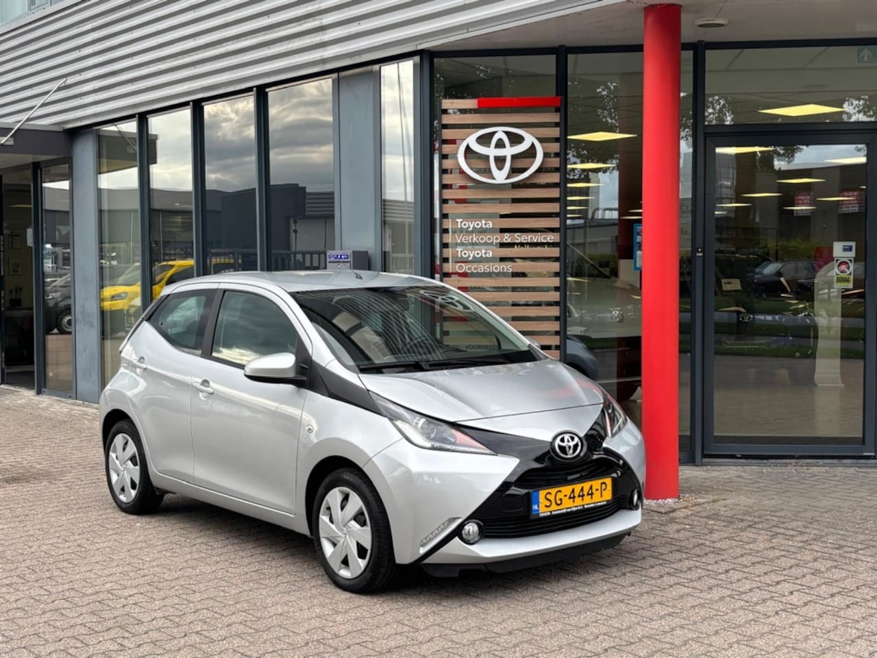 Toyota Aygo - 1.0 VVT-i x-play | Automaat | Nav | A. camera | Trekhaak | Lage - AutoWereld.nl