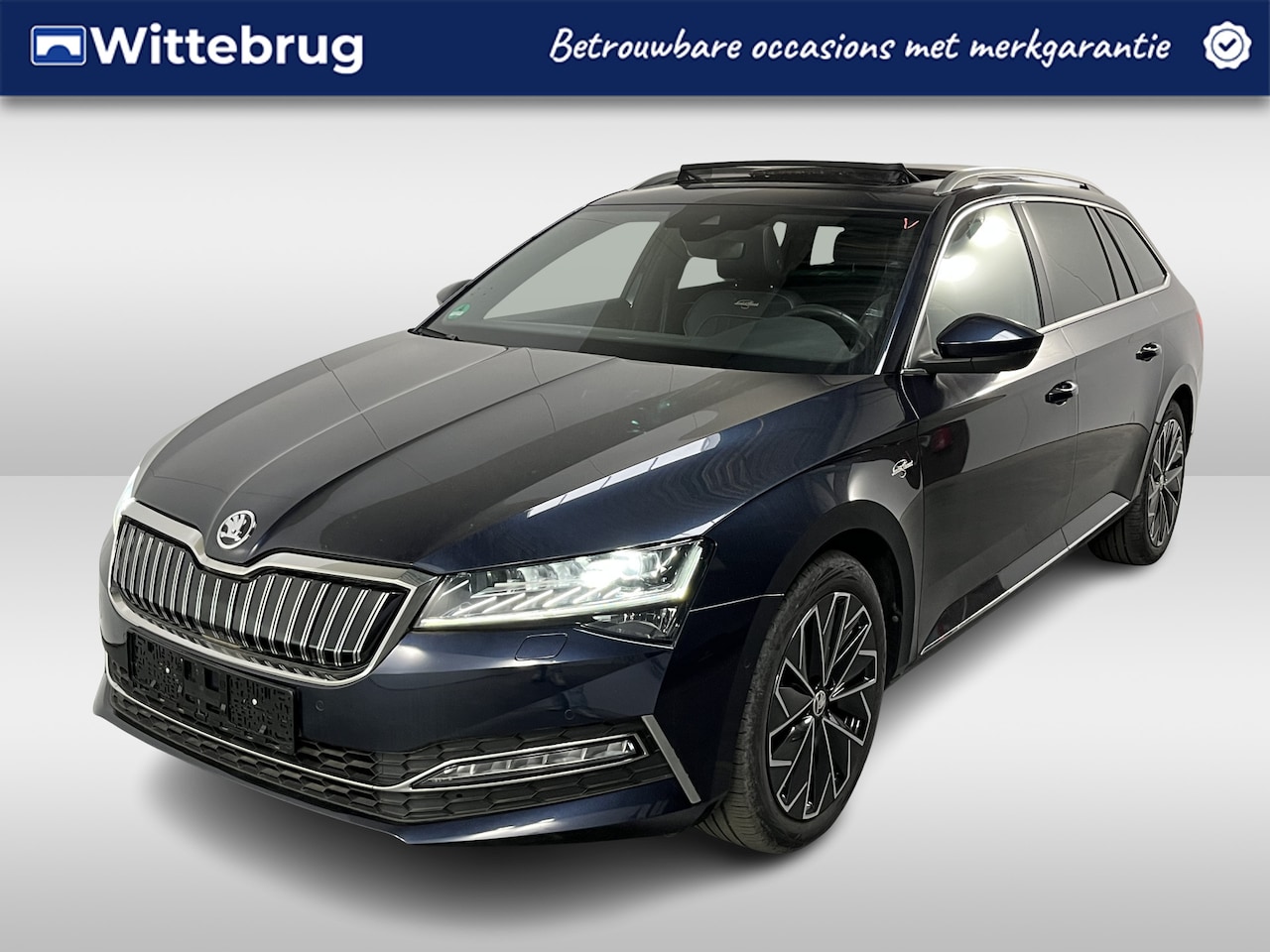 Skoda Superb Combi - 1.4 TSI iV Laurin & Klement / AUTOMAAT/ PANO/ TREKHAAK/ LEER/ STANDKACHEL/ DCC/ 360 CAMERA - AutoWereld.nl