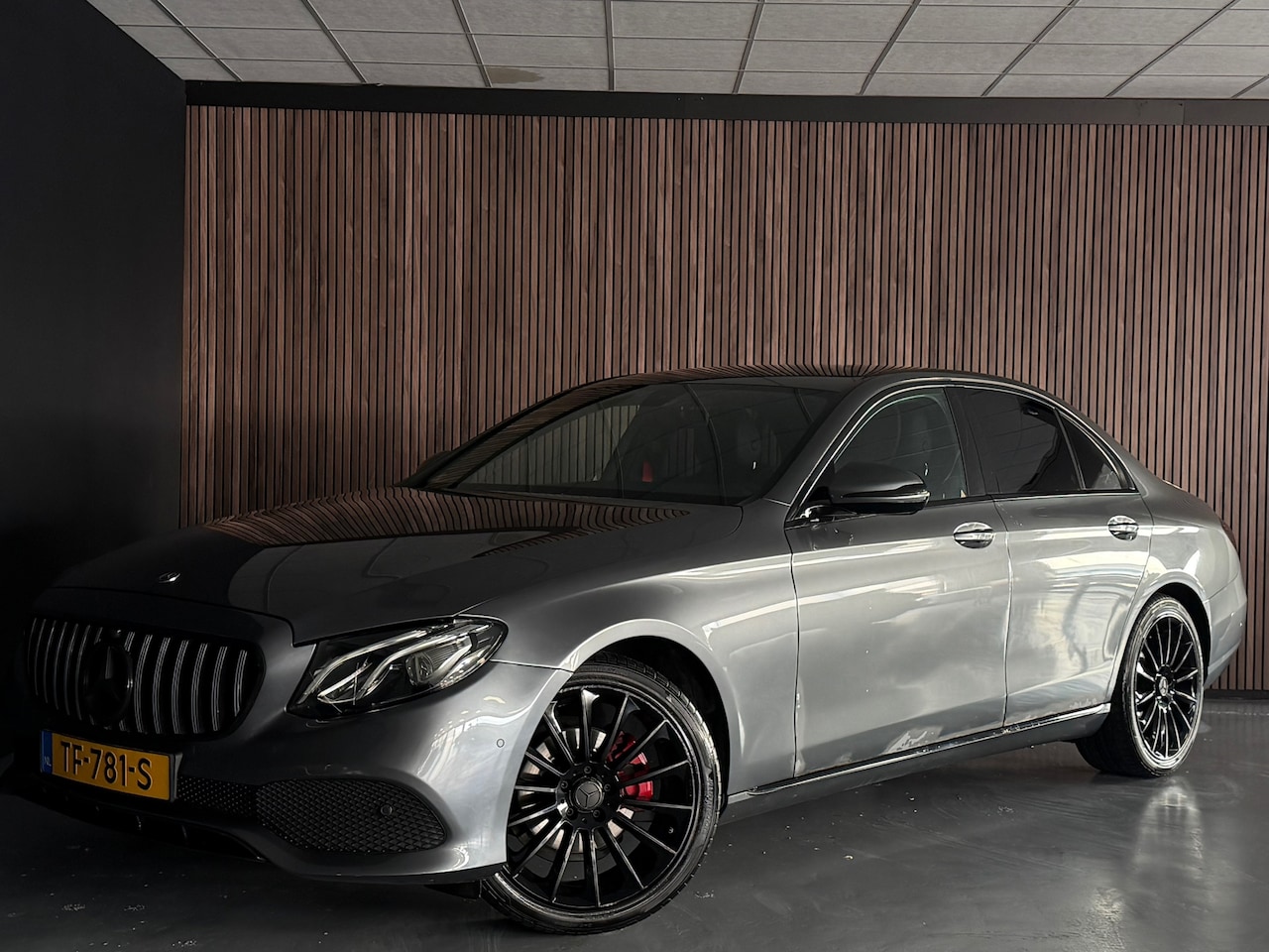 Mercedes-Benz E-klasse - 220 d NAP/STERRENHEMEL/CARPLAY/SFEERVERLICHTING/STOELVERWARMING/CAMERA/PDC/CRUISE CONTROL/ - AutoWereld.nl