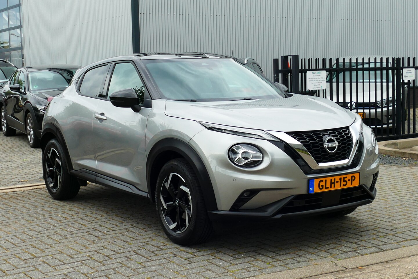 Nissan Juke - 1.0 DIG-T N-Connecta. Bi-Tone, Camera, Navi, Clima, Stoel&StuurVerw, Haak 1250kg - AutoWereld.nl