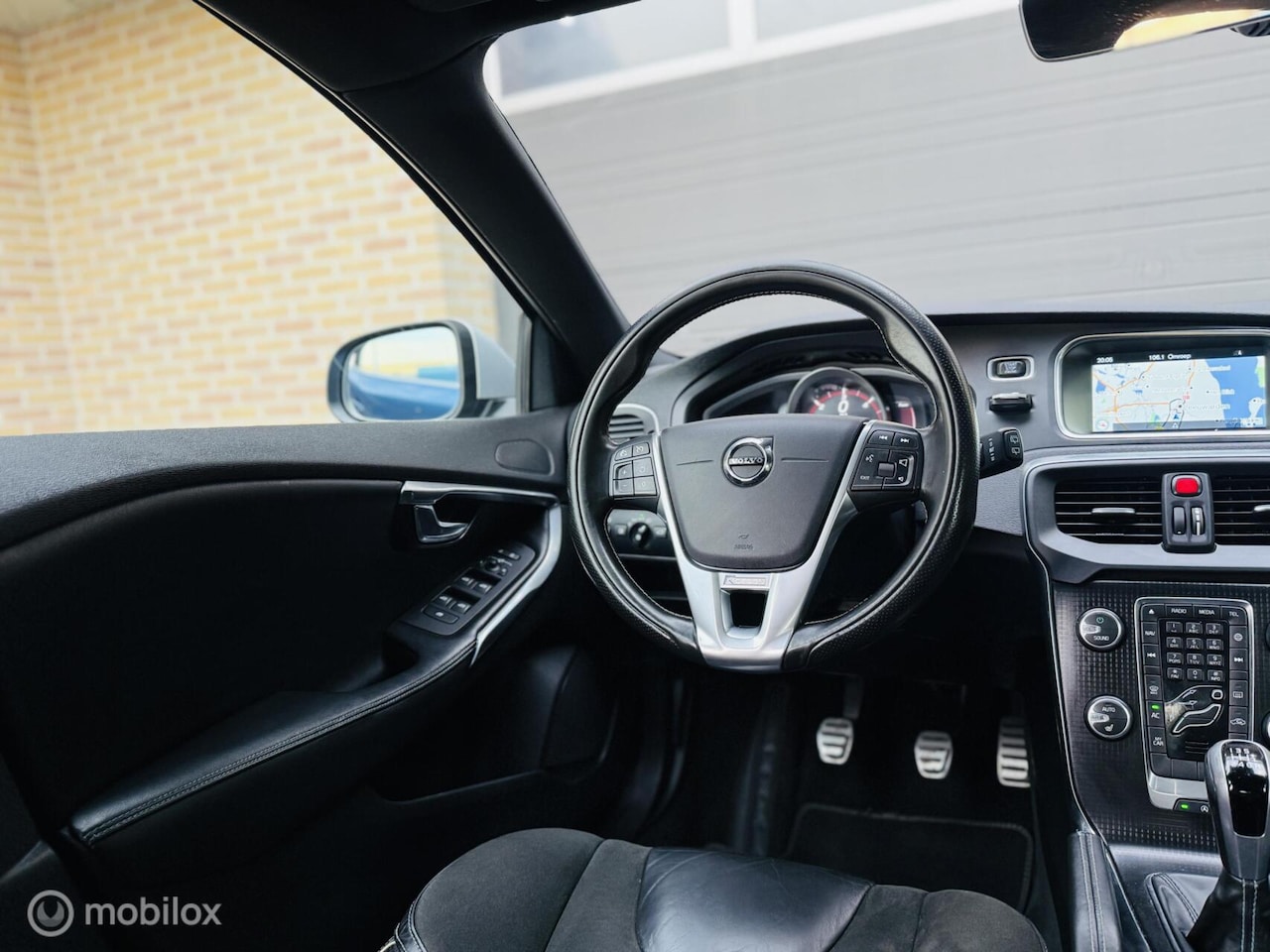 Volvo V40 - 2.0 D4 Momentum| Iarco|H Alcantara|Led|Sport 2017 - AutoWereld.nl
