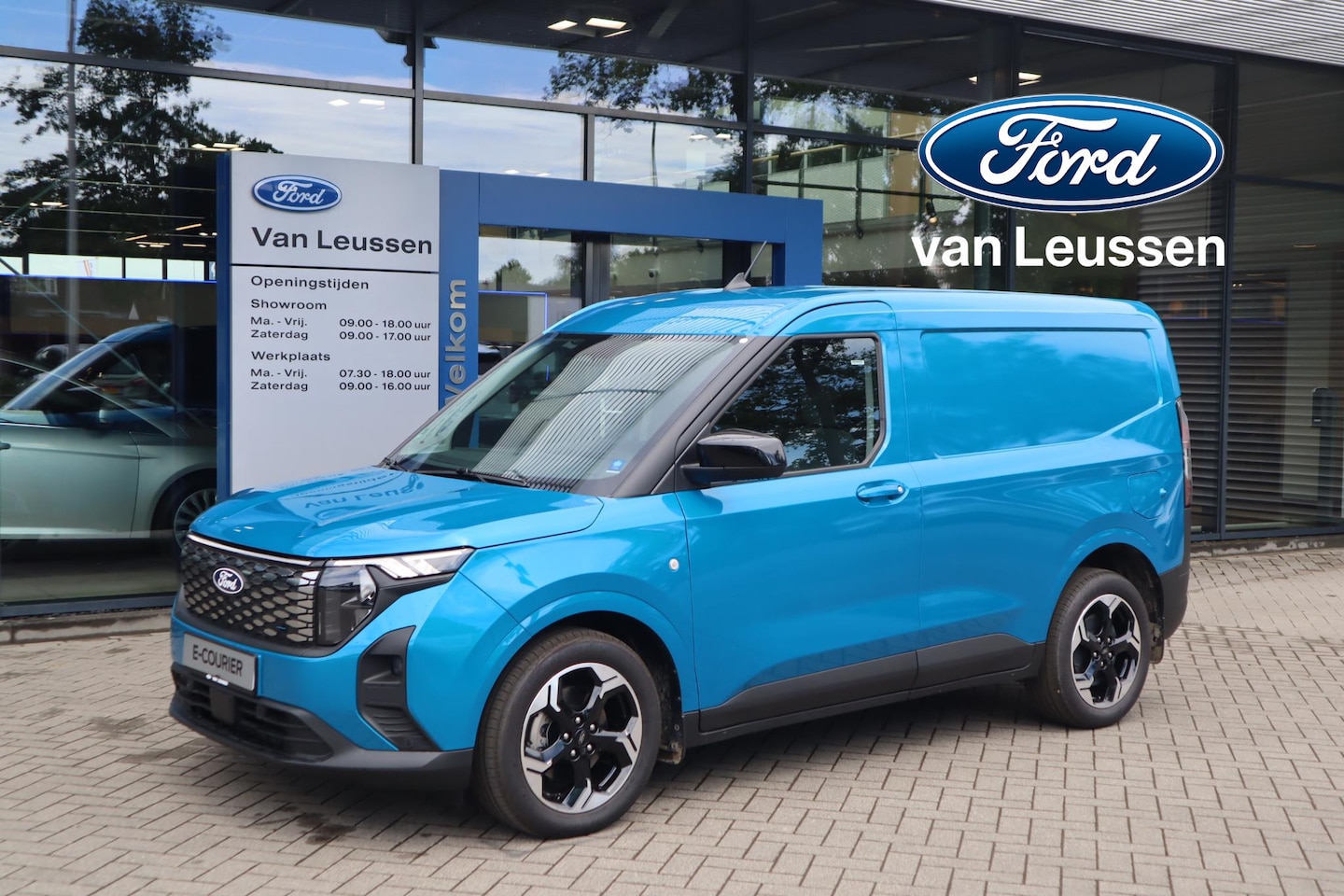Ford Transit Courier - E-Transit LIMITED 44KWH LED AD-CRUISE BLIND-SPOT LM-VELGEN NAVI CAMERA 4-JAAR/100.000KM GA - AutoWereld.nl