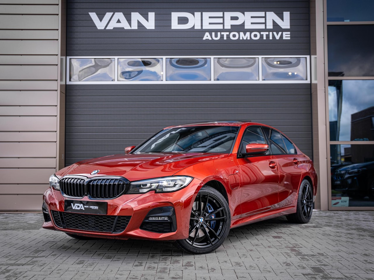 BMW 3-serie - 330e High Executive M-Sport l Pano l HUD l 360cam l 19'' - AutoWereld.nl