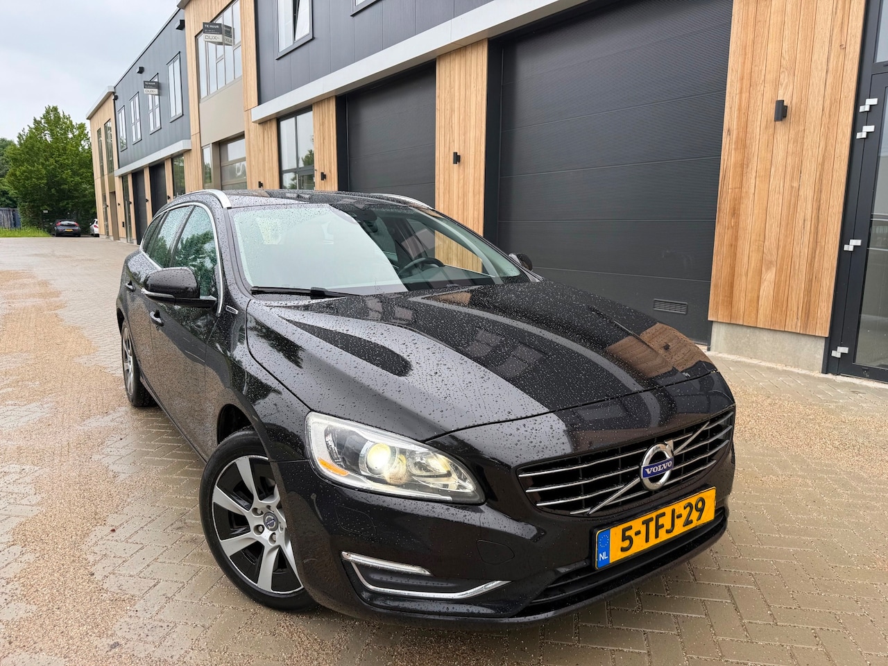 Volvo V60 - 2.4 D6 AWD Plug-In Hybrid Summum(bj2013)XENON|LEER|PARKEERSENSOR - AutoWereld.nl