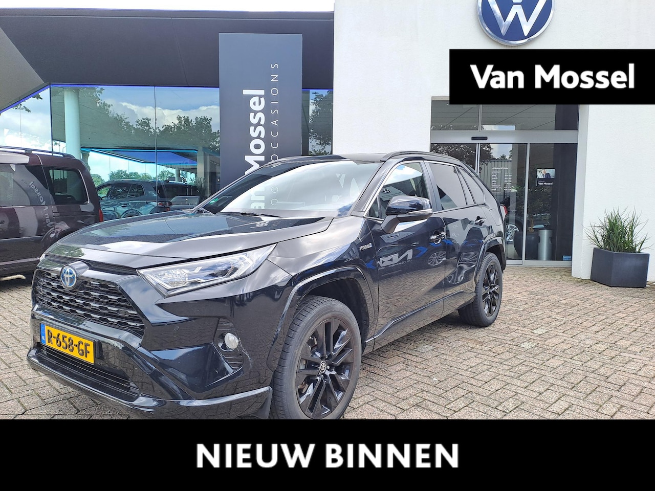 Toyota RAV4 - 2.5 Hybrid AWD Black Edition | TREKHAAK | JBL AUDIO | CAMERA | NAVIGATIE | STOELVERWARMING - AutoWereld.nl