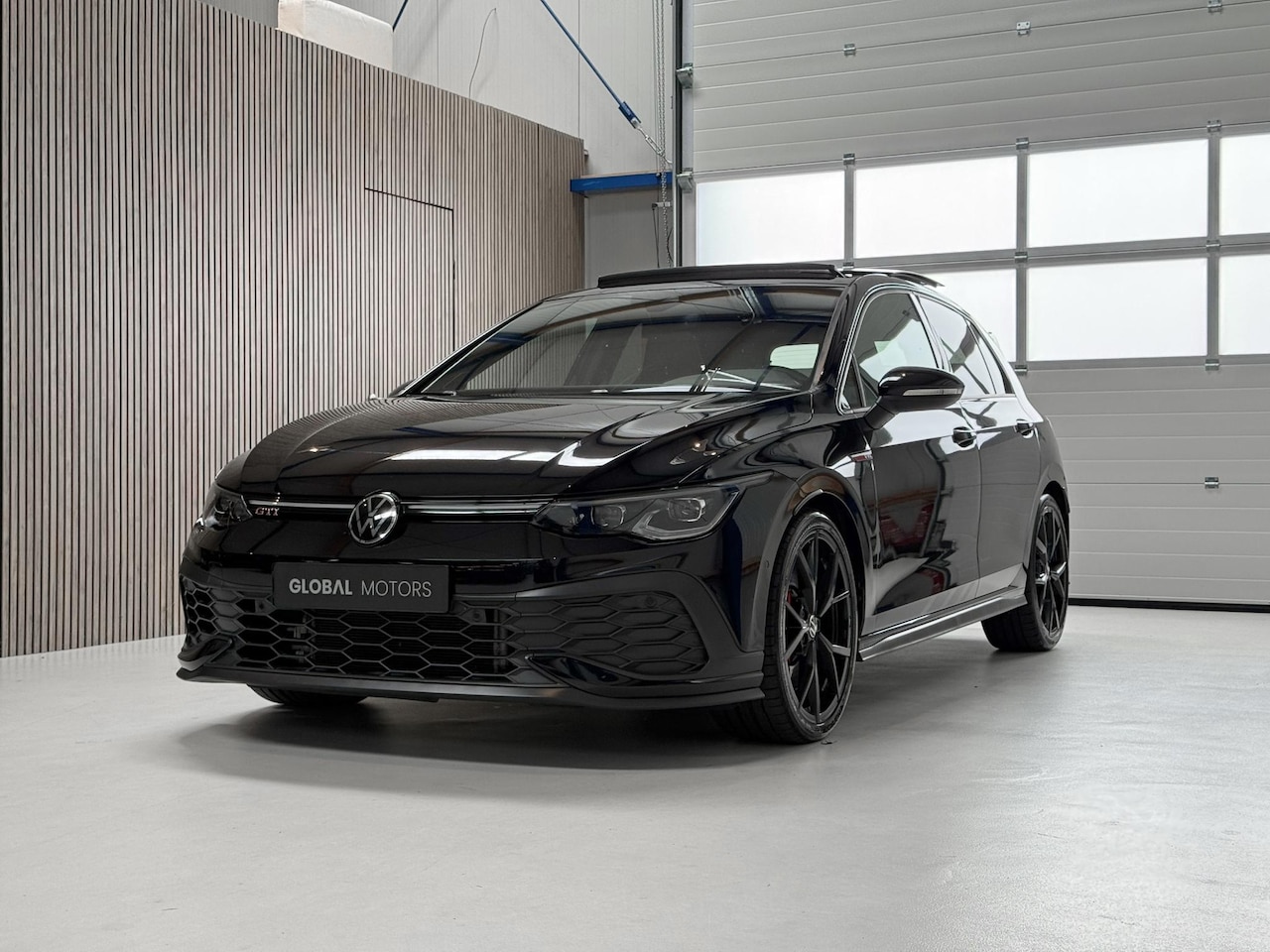Volkswagen Golf - 2.0 TSI GTI Clubsport 300PK - DEALER ONDERHOUDEN - PANORAMADAK - BLACK ON BLACK - HARMAN K - AutoWereld.nl