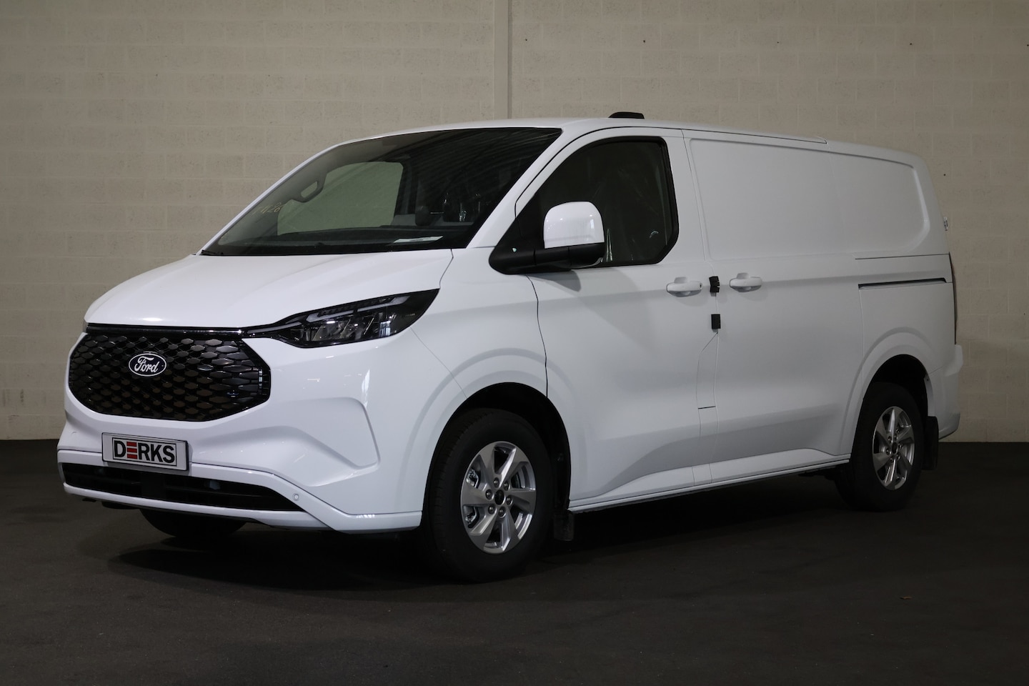 Ford Transit Custom - E-Transit 320 L1 H1 Limited 71 kWh 218pk 2x Schuifdeur - AutoWereld.nl